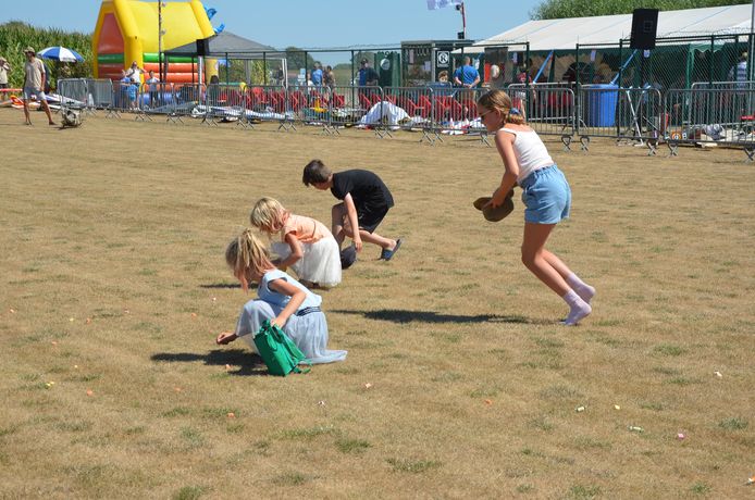 Een snoepdropping tijdens de fly-in van de 20-jarige modelluchtvaartclub 'The Little Wings’ uit Heldergem (Haaltert).