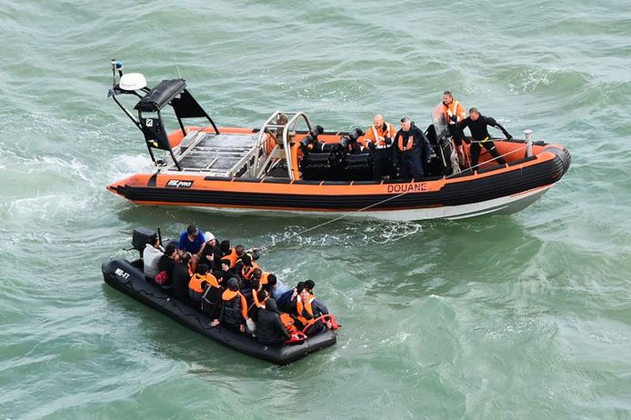 Eerder werden vierentwintig migranten opgepakt tijdens oversteek Kanaal.