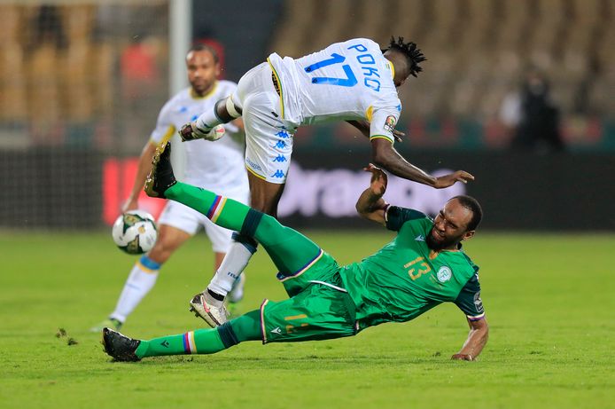 Andre Biyogo Poko (Gabon) gaat de lucht in na een stevige tackle van Rafidine Abdullah (Comoren).