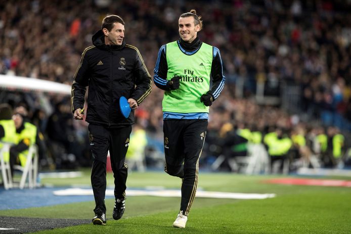 Gareth Bale (rechts) kon tijdens de warming-up in ieder geval nog lachen.