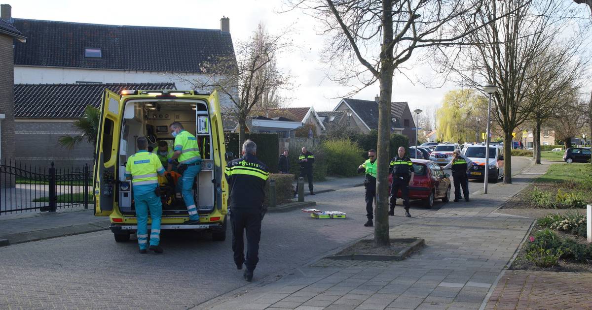 Jongen raakt gewond bij aanrijding in Waspik, slachtofferhulp voor spelende kinderen in de straat.