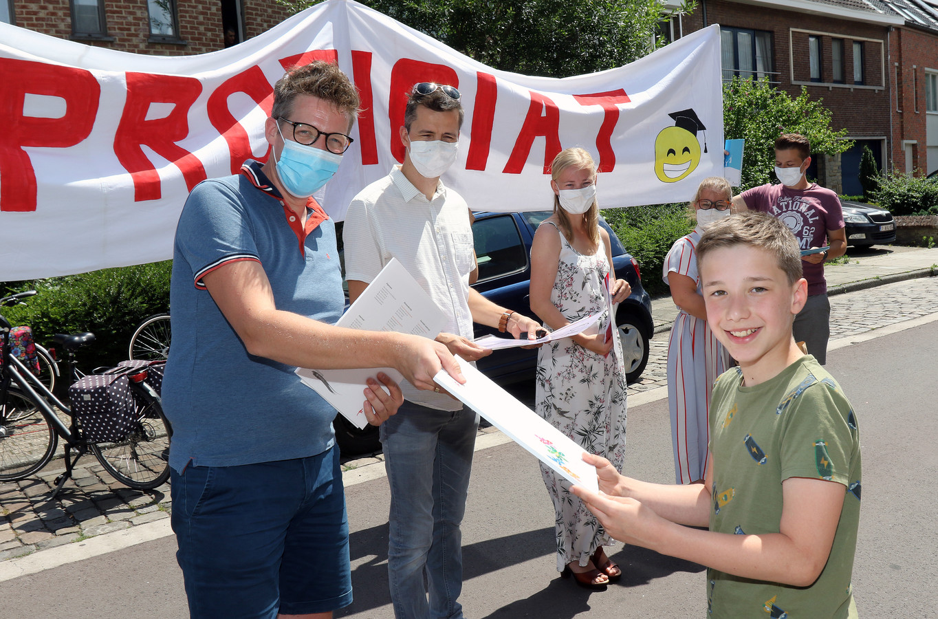Met Spandoek En Ukelele Leerkrachten Heilig Graf Delen Diploma S Uit Aan Voordeur Foto Hln Be