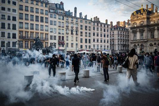 In Lyon komen betogers opnieuw op straat ondanks manifestatieverbod.