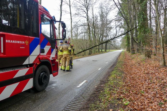 In Enschede moest ook een boom worden verwijderd die de weg blokkeerde