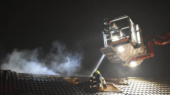 Schoorsteenbrand slaat over naar dak in Bemmel, huis onbewoonbaar