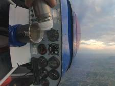 Un pilote se verse du thé pendant une figure de voltige aérienne