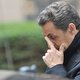 Sarkozy vlucht onder boegeroep in bar