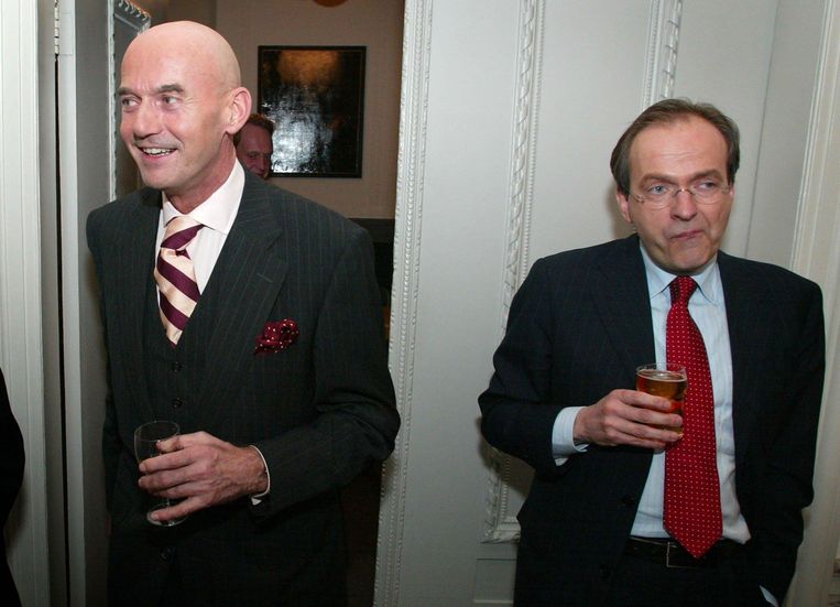 Pim Fortuyn (links) passeert PvdA-fractievoorzitter Ad Melkert na het tv-debat.  Beeld Marcel Antonisse /  ANP