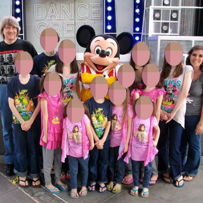 Het gezin tijdens een bezoek aan Disneyland.