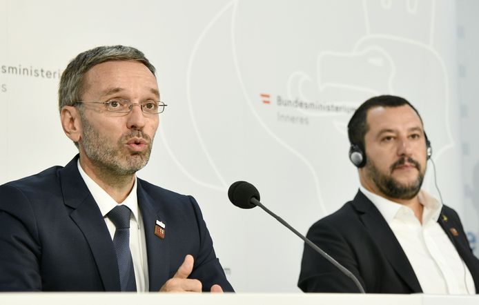 De Oostenrijkse minister van Binnenlandse Zaken Herbert Kickl  (links) van de extreemrechtse FPÖ en zijn Italiaanse ambtsgenoot Matteo Salvini.