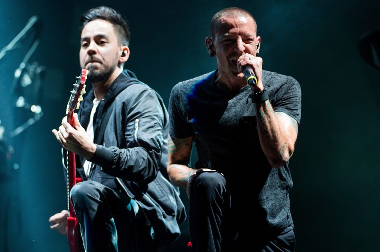 Mike Shinoda en de inmiddels overleden zanger Chester Bennington van Linkin Park.  Beeld EPA