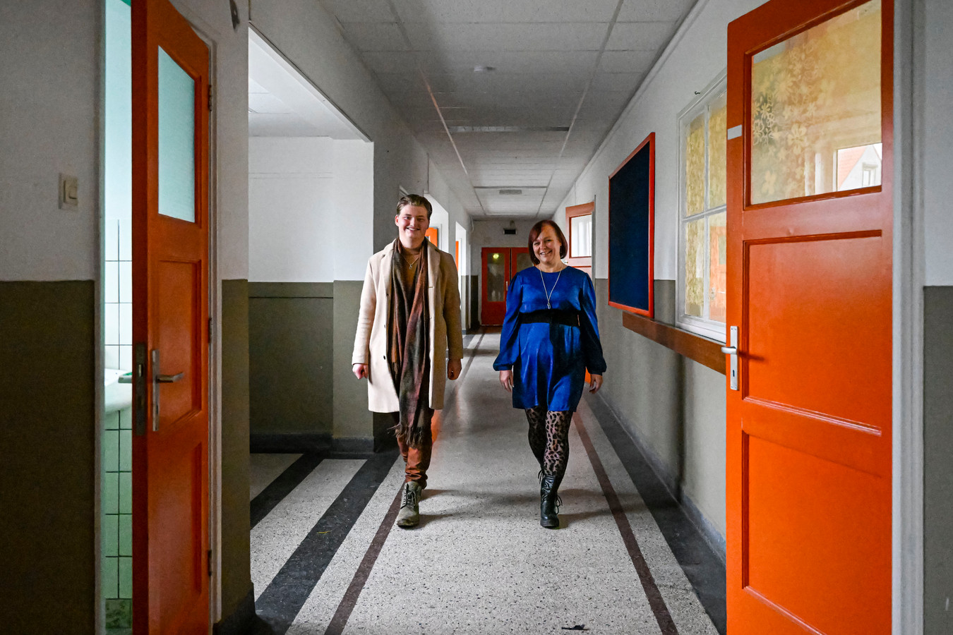 Initiatiefnemers van kunstatelier Arie Fransen (links) en zijn tante Ariette Jung die kinderopvang en een particuliere school wil beginnen, lopen 'hun' karakteristieke gang met granito-vloer.