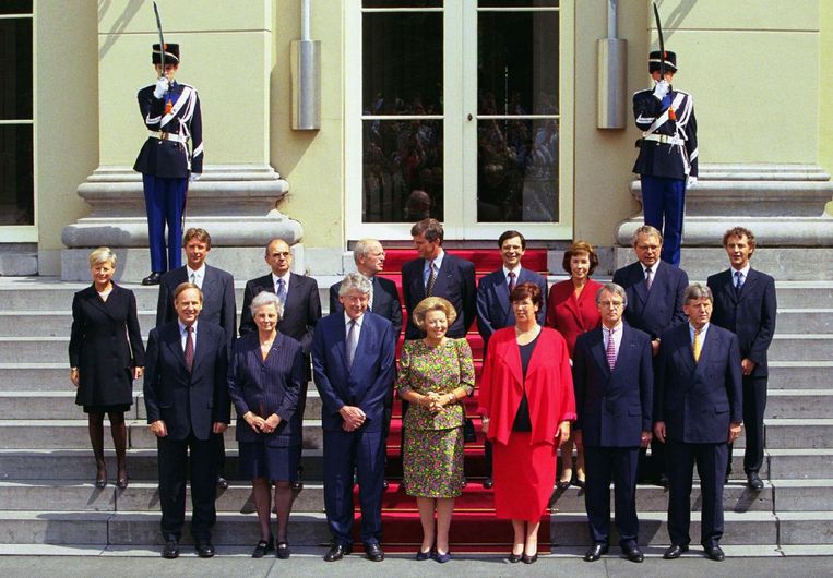 Paars II op de trappen van het paleis, na de beëdiging door koningin Beatrix in augustus 1998. De coalitieregering bestond uit Pvd, VVD en D66 en stond onder leiding van Wim Kok. Beeld ANP