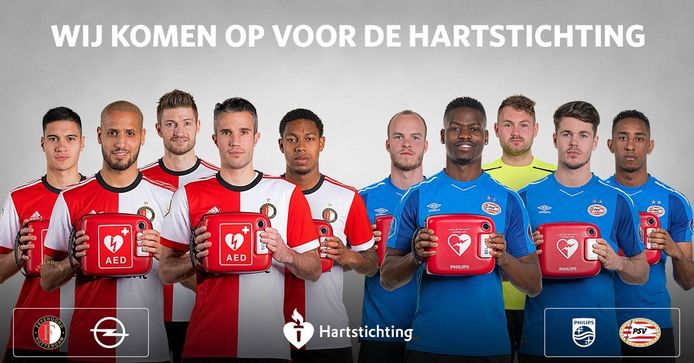 De spelers van Feyenoord en PSV met een AED.