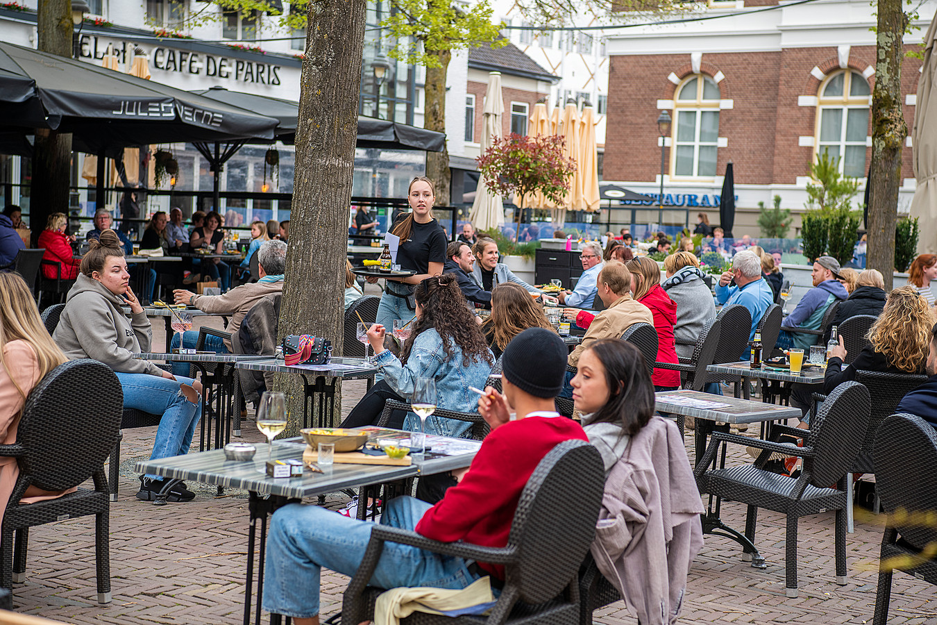 Binnenstad Apeldoorn begint op alternatieve nationale feestdag weer te bruisen: 'Voelt best ...