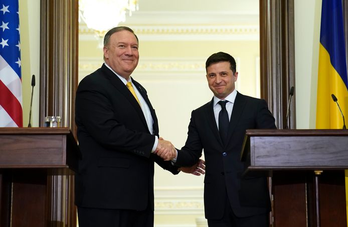 De Amerikaanse minister van Buitenlandse Zaken Mike Pompeo en de Oekraïense president Volodymyr Zelenski schudden elkaar de hand in Kiev.
