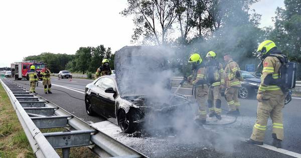 Auto vliegt in brand op A12, vlak voor Duitse grens - De Gelderlander