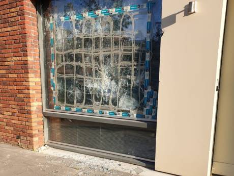 Verwarde man gooit wéér raam kapot in Curaçaostraat, stichting uit woning vertrokken