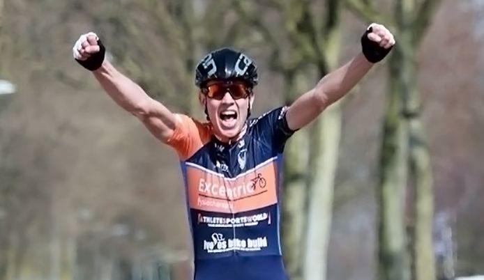 Niels Ruijter komt juichend over de finish.
