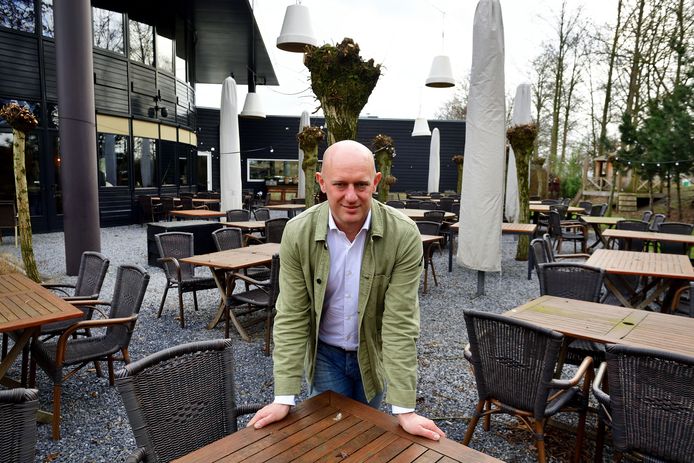 Roosendaalse Horecavoorzitter Koen Bakker op het terras van zijn restaurant het Hooihuis.