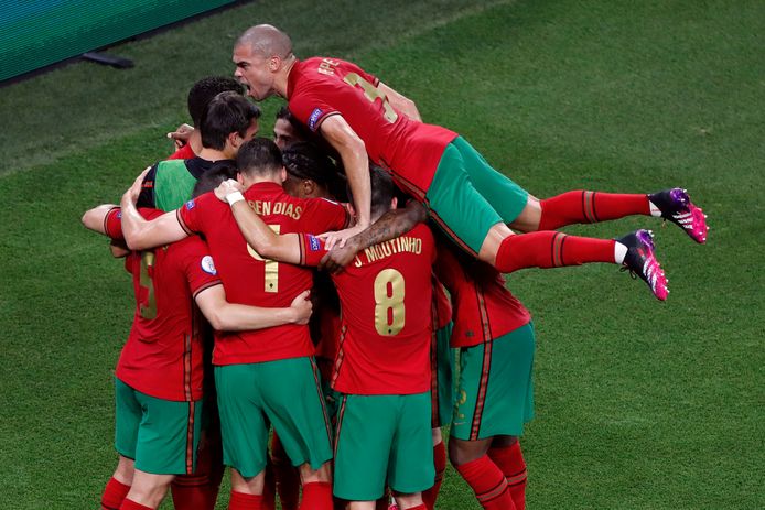 Portugal viert na een goal tegen Frankrijk.