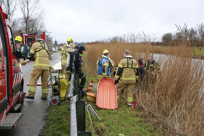 Vier mensen zijn overleden nadat de auto waarin zij zaten, te water was geraakt in het Noord-Hollandse Obdam.