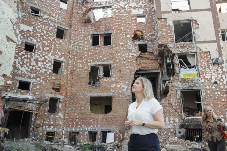 Minister Liesje Schreinemacher voor buitenlandse handel en ontwikkelingssamenwerking) bekijkt beschadigde gebouwen in Kiev. Beeld ANP