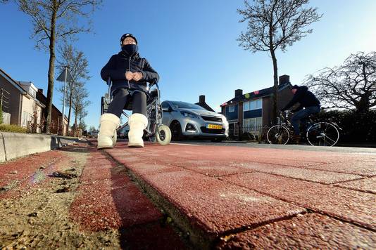 Saskia Hontelé uit Sprundel moet waarschijnlijk een jaar revalideren nadat ze met haar fiets in de naastgelegen goot terechtkwam en viel. Ze brak daarbij haar been.
