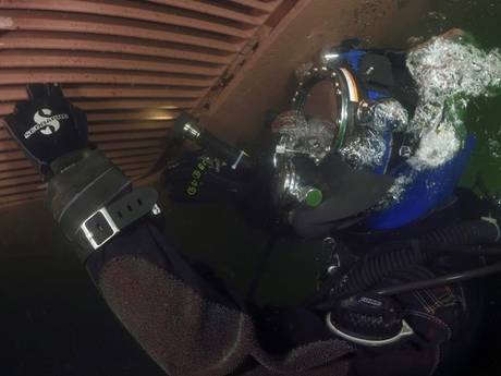 Midden in de nacht een duiker met een slecht verhaal bij een zeeschip uit de Caraïben: alarm in de haven
