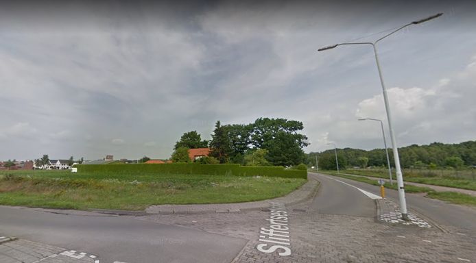 De nieuwe locatie voor het centrale politiecomplex Oost-Brabant aan de Sliffertsestraat/Meerhovendreef in Eindhoven. Hier de Sliffertsestraat. Twee boerderijen moeten ook verdwijnen voor de nieuwbouw.