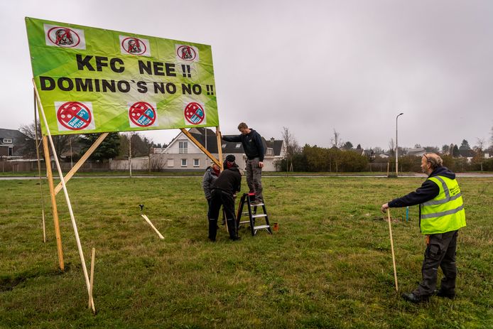 Tegenstanders van de bouw van twee nieuwe fastfoodrestaurants bij de Heistraat verzetten zich al maanden tegen het plan, onder meer met protestborden.