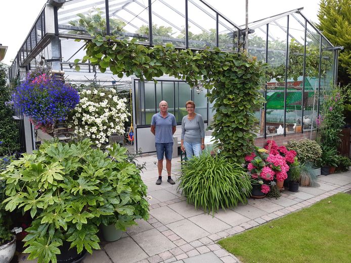 Maartje en Sjaak Nowee in de tuin.