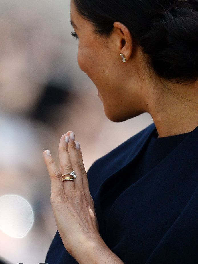 De meest recente toevoeging aan het juwelenkistje van Meghan: de befaamde ‘eternity ring’. Het was een cadeautje van echtgenoot Harry om hun eerste huwelijksverjaardag te vieren. Er wordt vermoed dat de ring ontworpen is door Harry Collins, de persoonlijke juwelier van de Queen. De diamanten ring kost 4.868,63 euro.