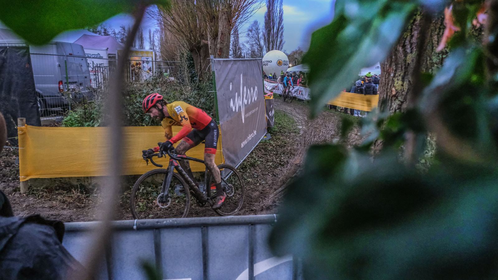 Cyclocross in Gullegem opnieuw een feest “De modder hoort er nu