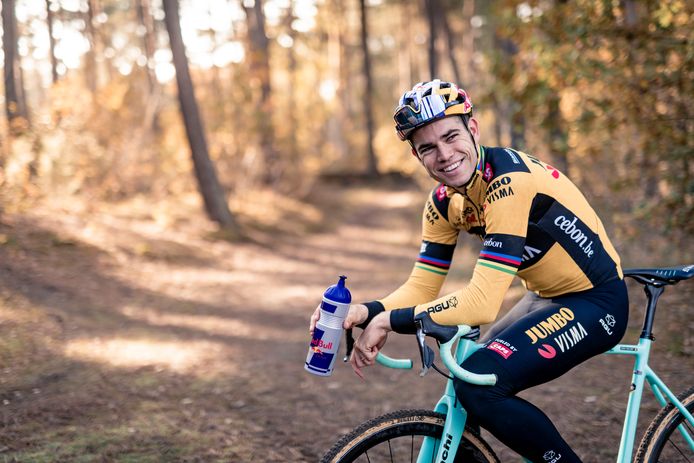 Wout van Aert op veldrittraining in het Kempense zand.