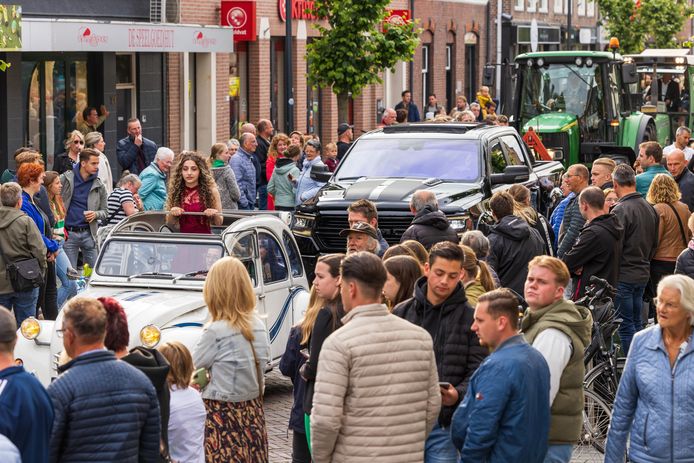 Een ‘lelijk eendje', tractor en CMG-pickup achter elkaar, hoe gevarieerd wil je het hebben.