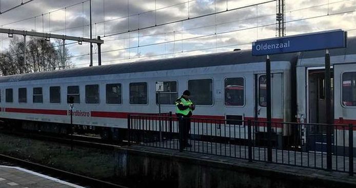 De internationale trein is ontruimd en de politie doorzoekt de wagons.
