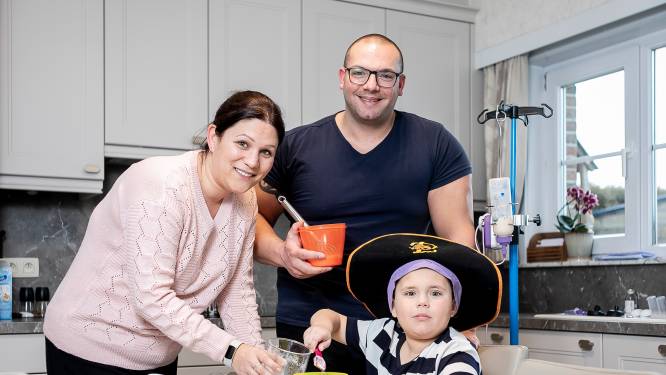 “Sommige jaren waren we meer in het ziekenhuis dan thuis”: het zoontje van Nanini (31) en Jonathan (30) lijdt aan een zeldzame stofwisselingsziekte