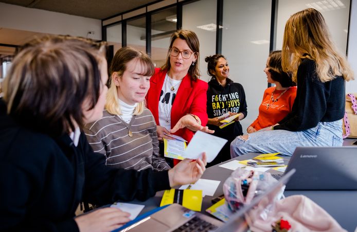 Gemma Molenaar (links) en Rabia Alibaks staan de groepjes bij.