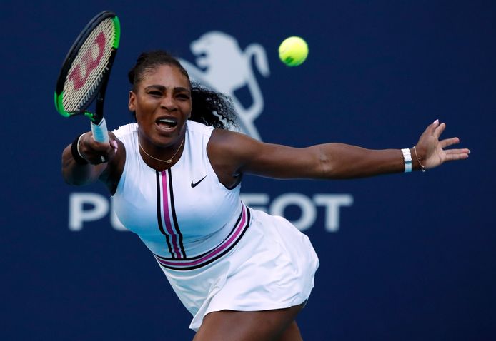 Serena Williams in actie tegen Rebecca Peterson in de eerste ronde in Miami.