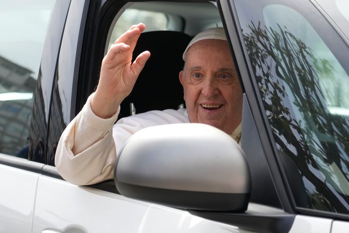 “Je suis encore vivant”, a lancé le pontife, descendu quelques instants de sa petite Fiat blanche avant de repartir vers le Vatican.