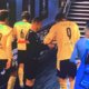 ▶ Opmerkelijk tafereel: lijnrechter vraagt Dortmund-ster Haaland om handtekening na verloren wedstrijd