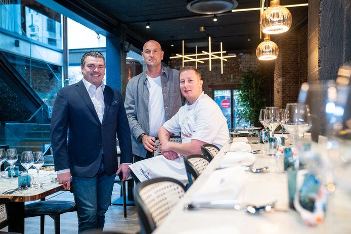 Manager Tom Van Groeningen, horeca-ondernemer Wim Van Der Borght en chef-kok Sean Uytterhaegen van restaurant Marineau.