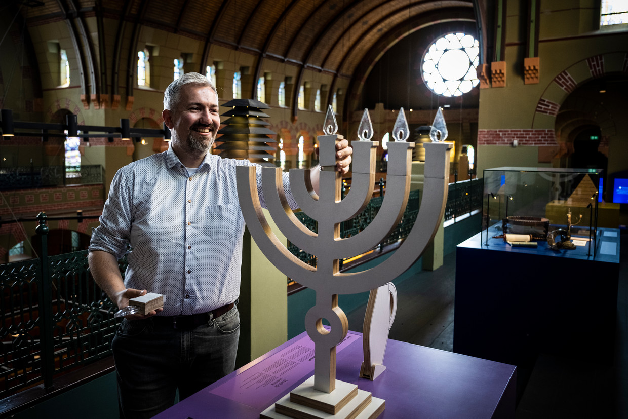 Geert Volders in de Groningse synagoge.
