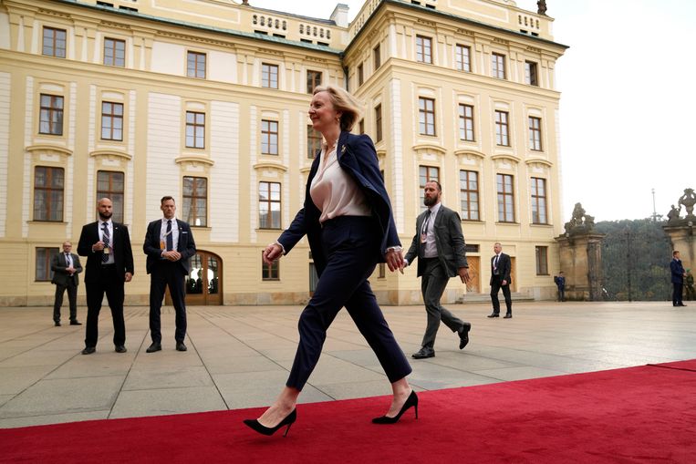 Liz Truss kwam woensdag aan in Praag voor een meeting met Europese leiders.  Beeld AP