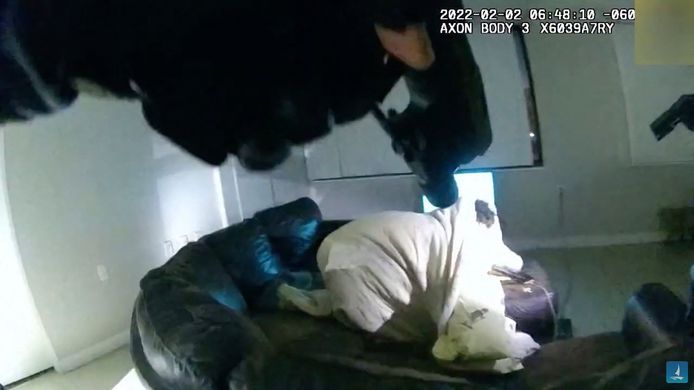 Een screenshot van de bodycambeelden die werden vrijgegeven. Op de beelden is te zien hoe de politieagenten de 22-jarige Amir Locke doodschieten.