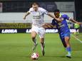 Joedrick Pupe in duel met Lucas Ribeiro Costa van SK Beveren.