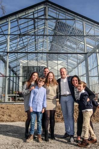 "Bijna het hele jaar hebben we gratis water en elektriciteit": het gezin van Koen en Samia woont in een zelfvoorzienende kaswoning