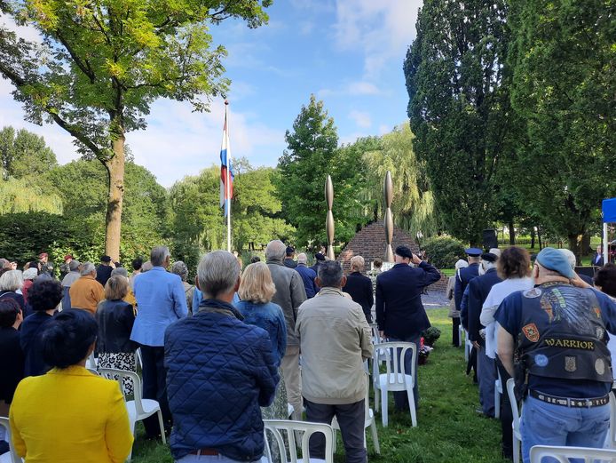 De jaarlijkse herdenking bij het monument aan de Zuiderparkweg.
