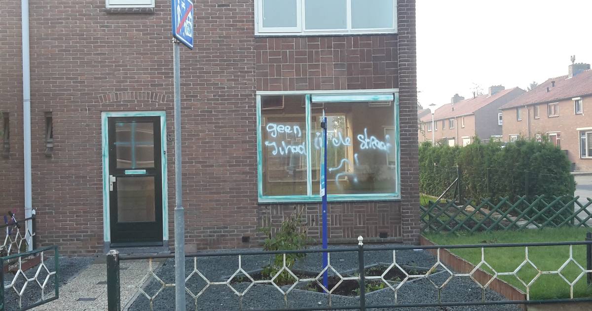 Luider protest tegen vluchtelingen in regio | Tiel | gelderlander.nl - De Gelderlander